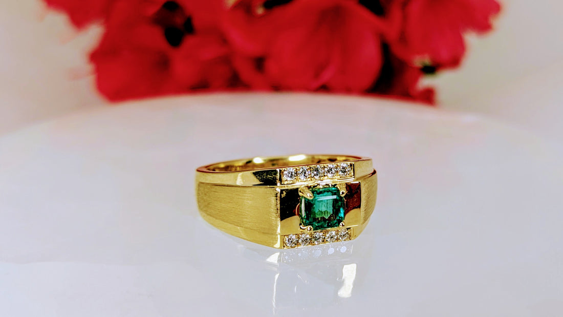 Emerald 0.578ct Natural VVS emerald cut Emerald on 18K yellow gold, 10 round diamonds 0.15ct Gold weight 7.01gr