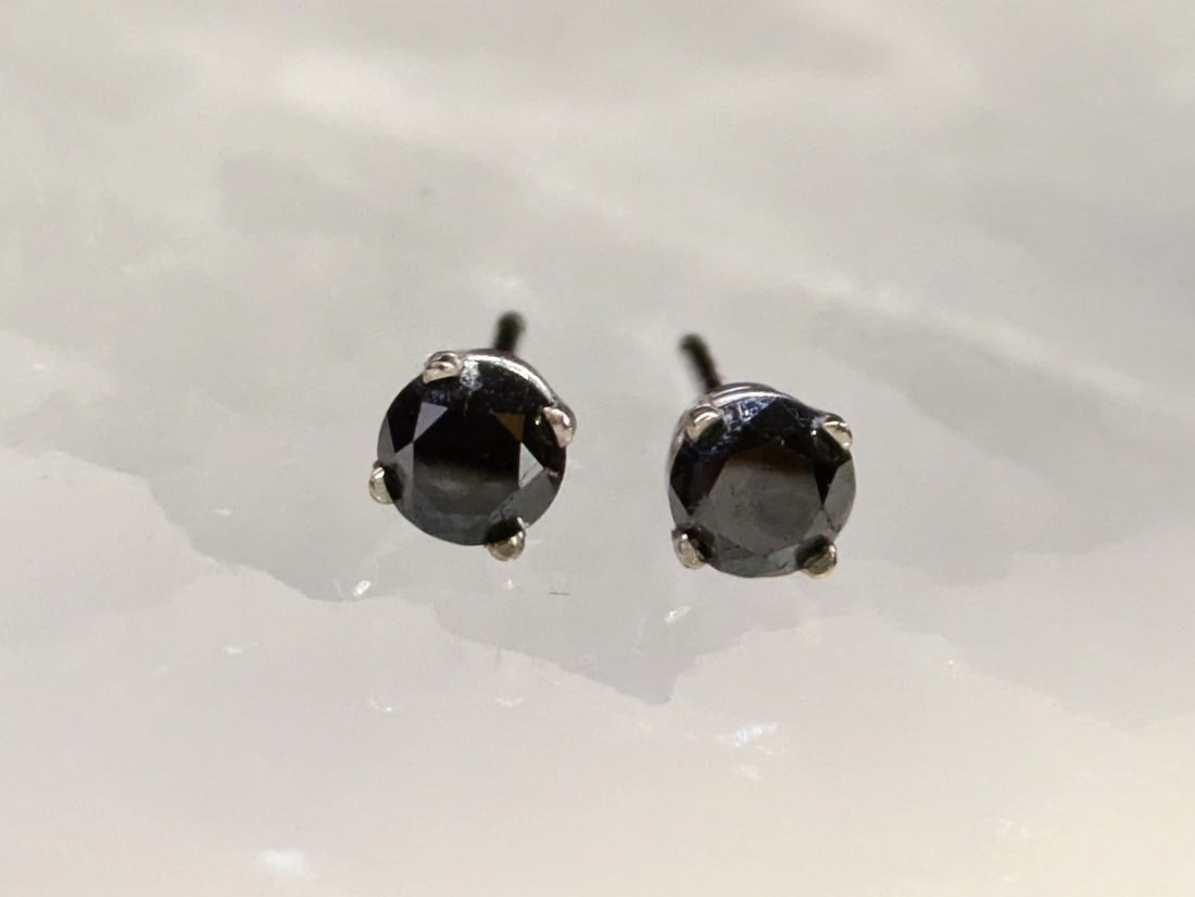 Natural Black Diamond
18 karat white gold