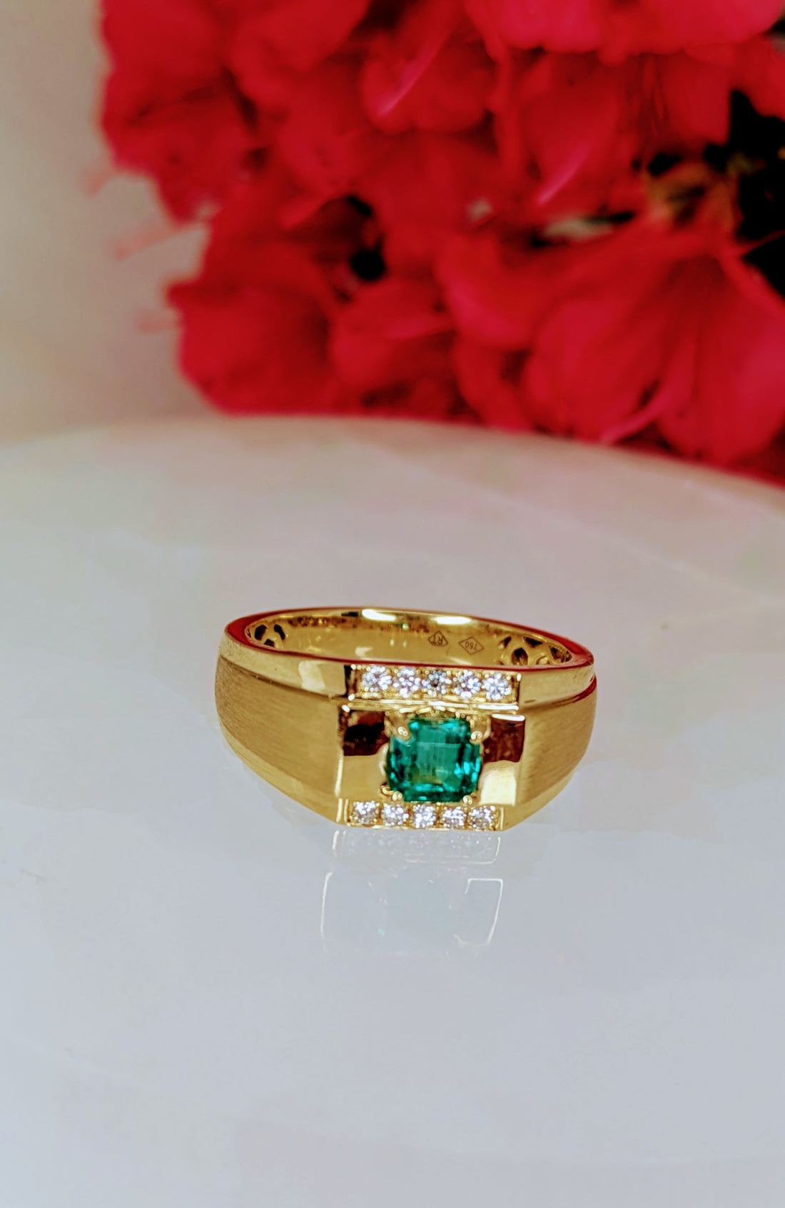 Emerald 0.578ct Natural VVS emerald cut Emerald on 18K yellow gold, 10 round diamonds 0.15ct Gold weight 7.01gr
