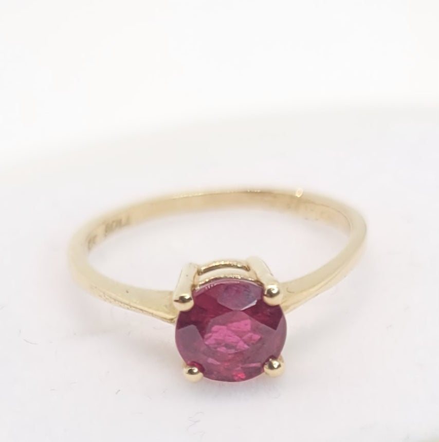 Red Moon 1.5ct Ruby 10 Karat Yellow Gold