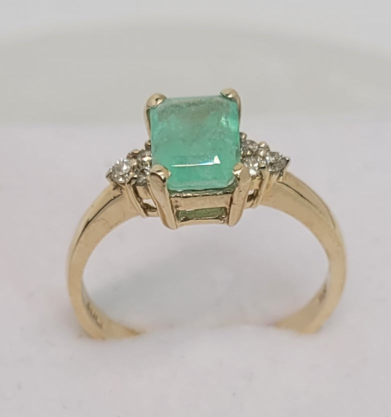 Elixir 3.30 ct Colombian Emerald 14kYGold