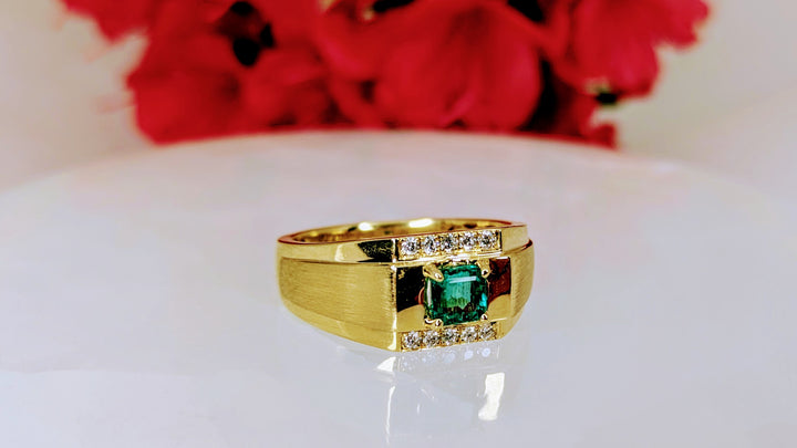 Emerald 0.578ct Natural VVS emerald cut Emerald on 18K yellow gold, 10 round diamonds 0.15ct Gold weight 7.01gr