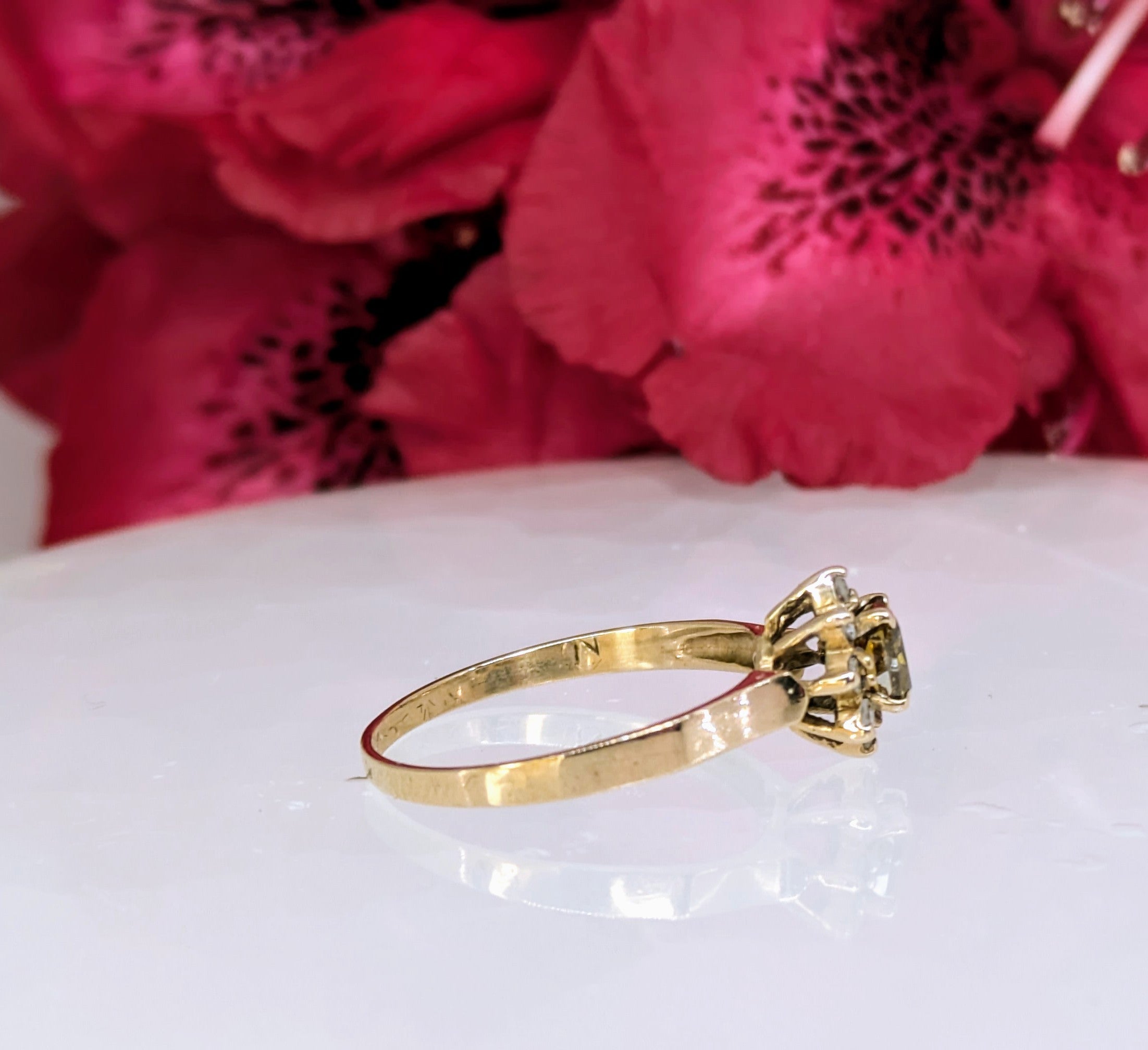 10K Chameleon Green Colored Diamond 0.5ct accented with white diamonds (0.02ct) Size 7 - 1.7g